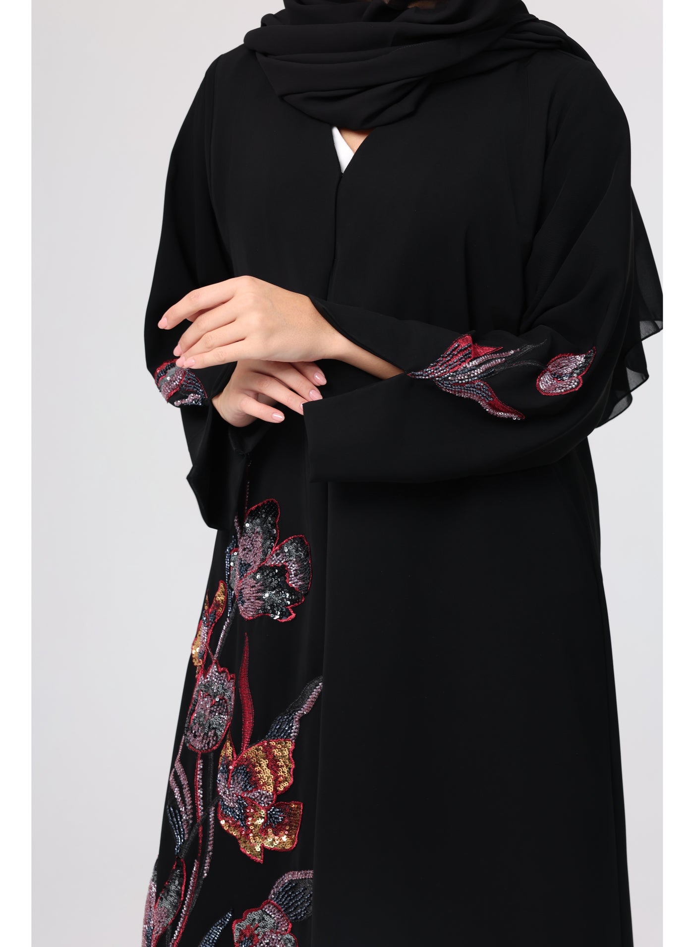 عباية فاخرة مطرزة بالخرز الملون أسود